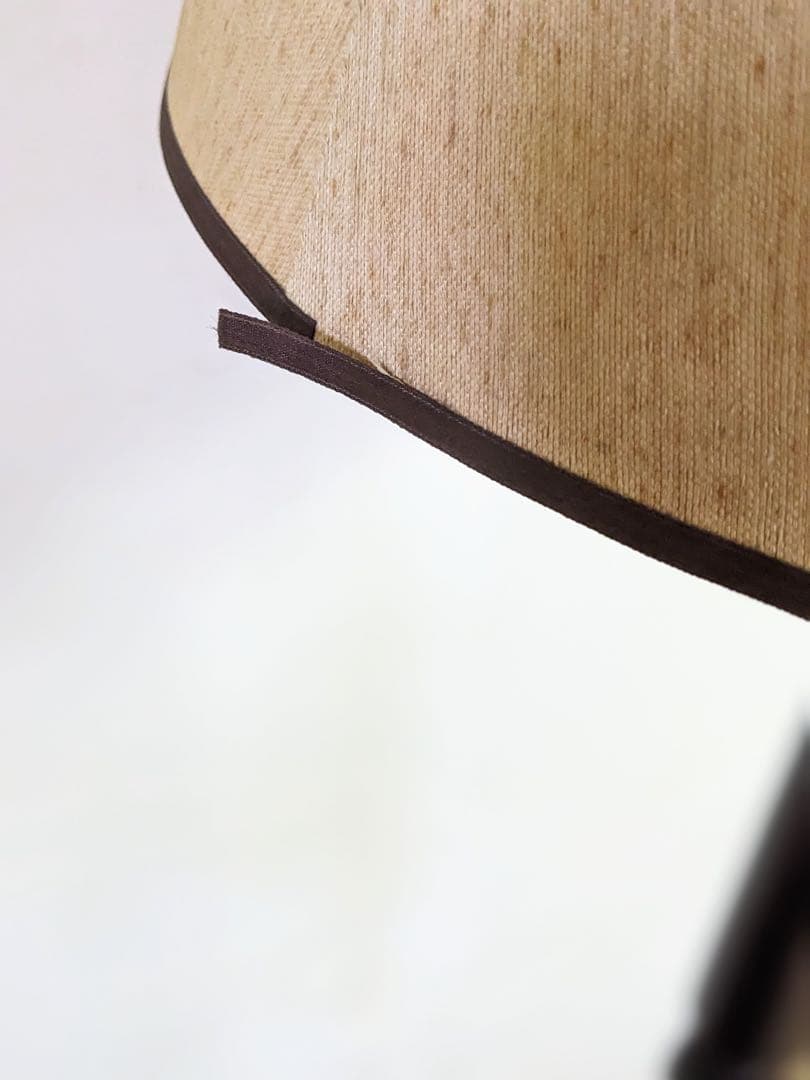 クラシックな佇まいの木製フロアライト スタンド照明