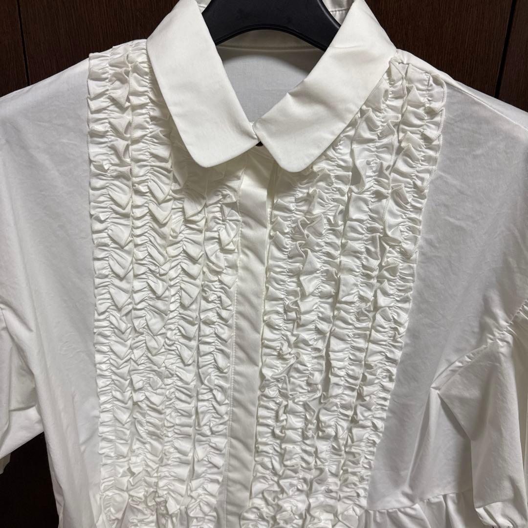 新品未使用　HIANDフリル付きホワイトシャツ