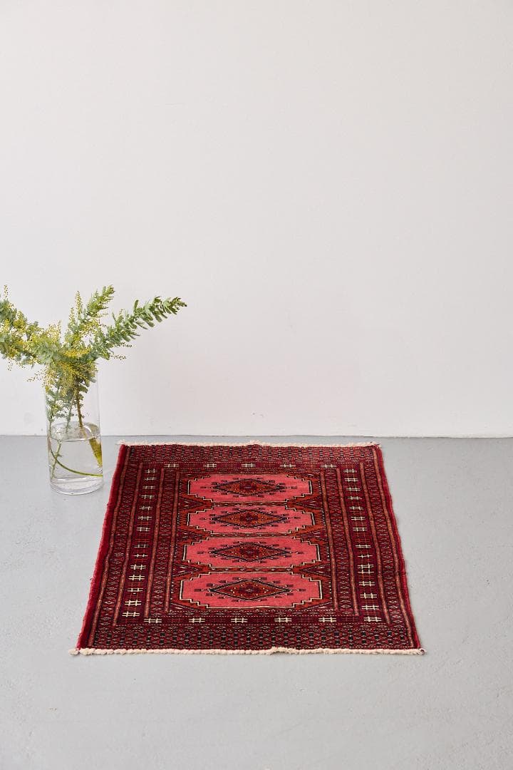 ヴィンテージラグ　トライバルラグ　ラホール産（94×61cm）赤　ピンク　黒