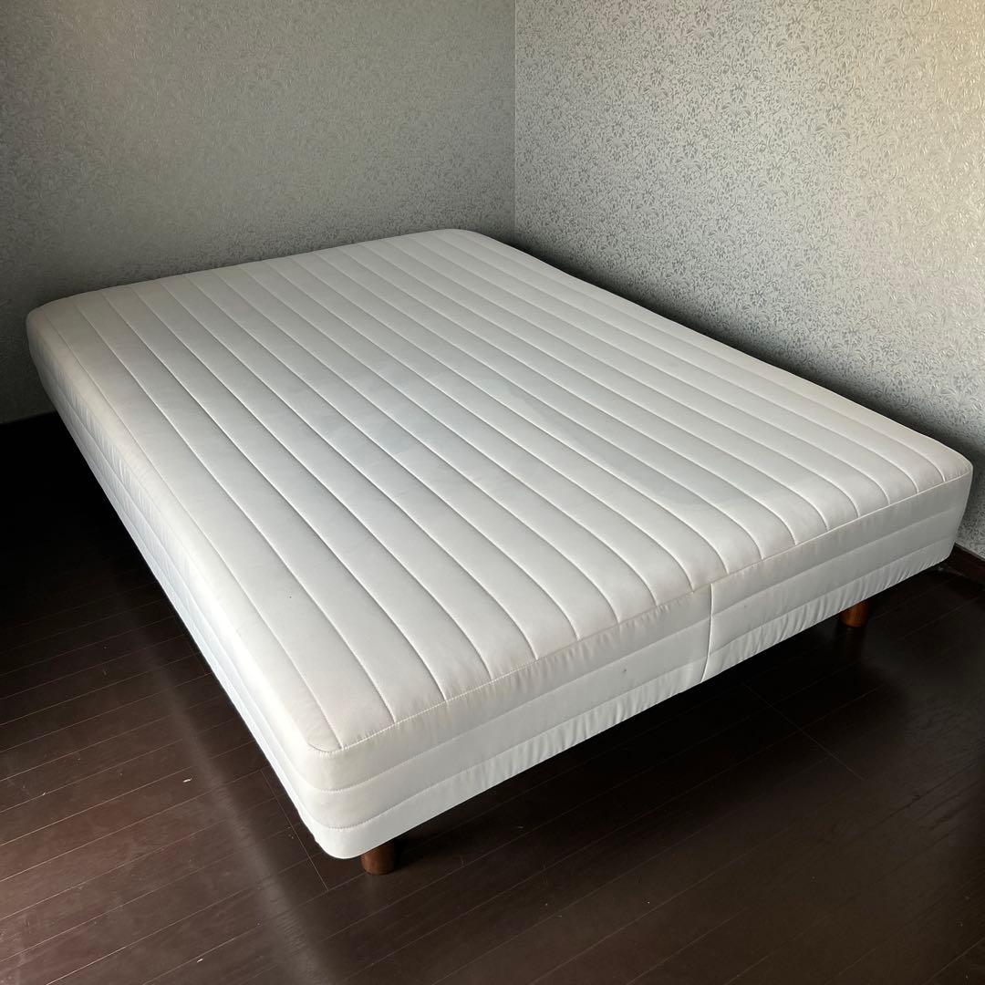 ホワイト ストライプデザイン 脚付きマットレス セミダブル