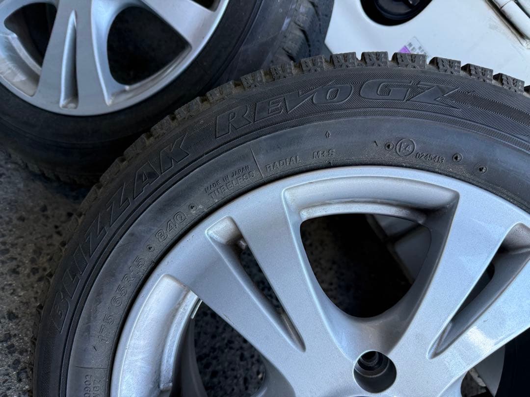 ①ブリヂストン ブリザック 175/65R15 スタッドレスタイヤ× 2本