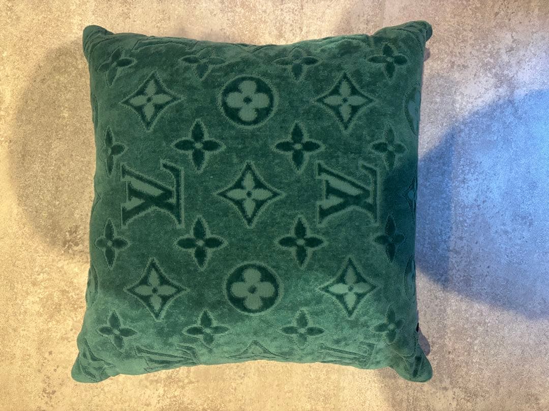 LOUIS VUITTON クッション　LV