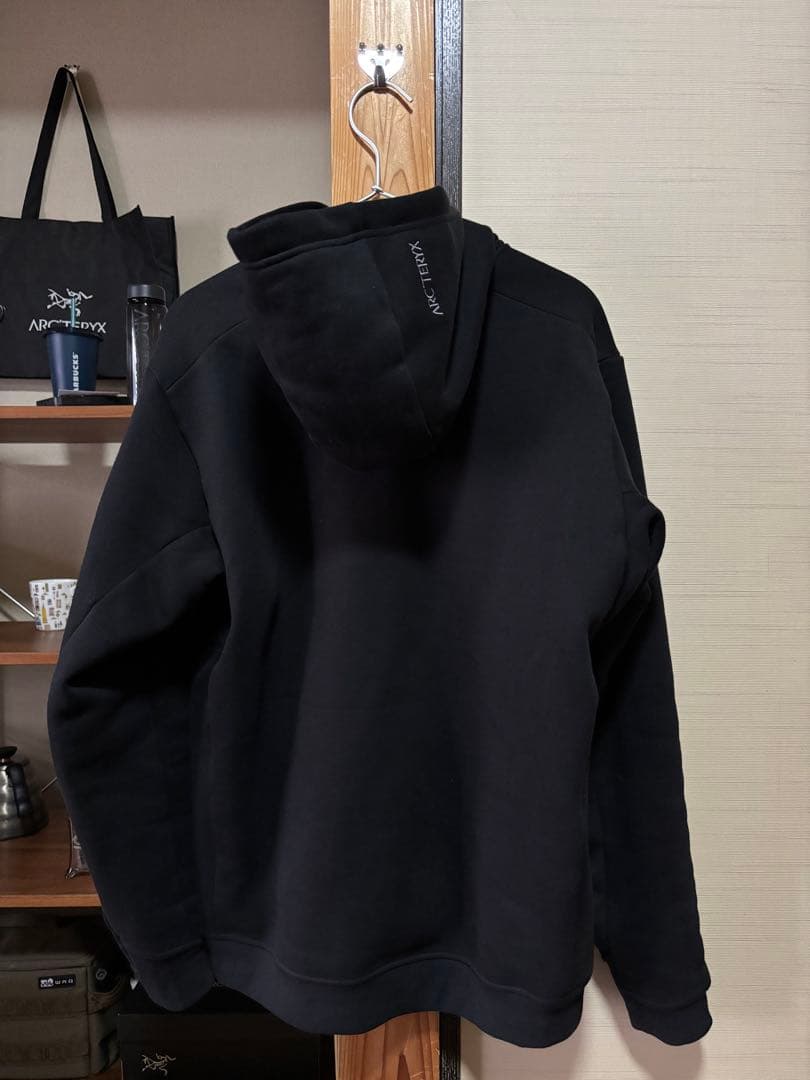 エンブレムフリースフーディ