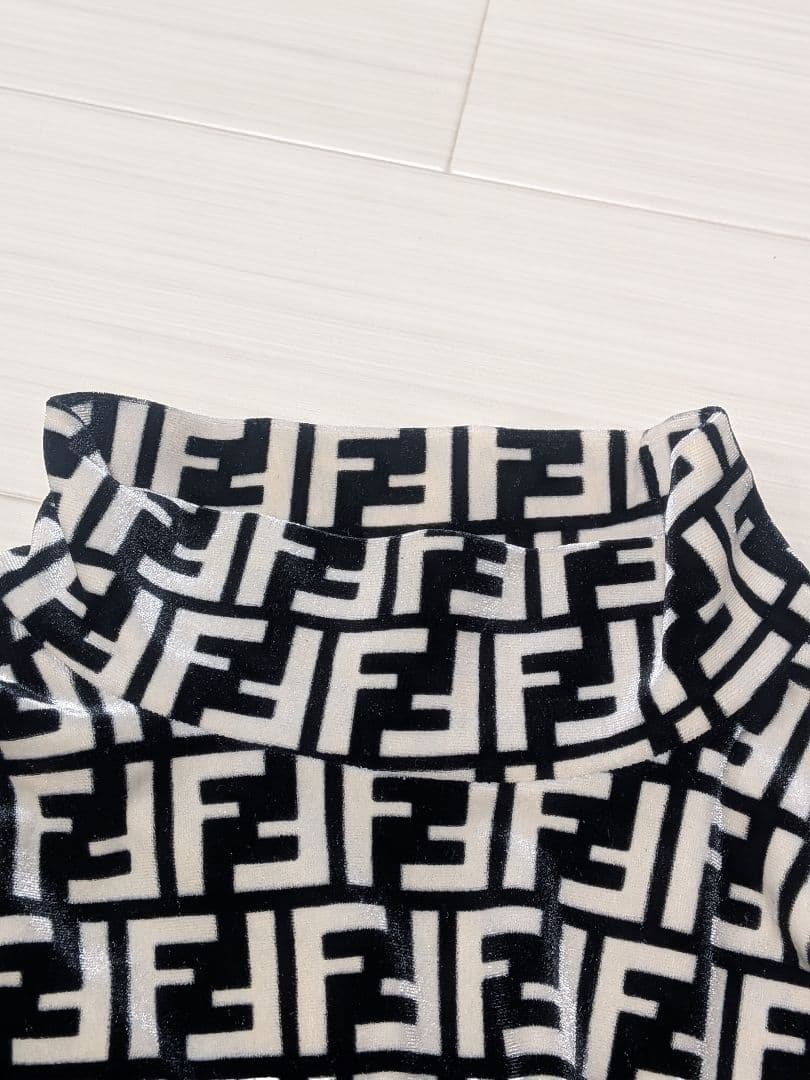 FENDI フェンディ ズッカ柄　ロゴ　ベロア　ハイネック