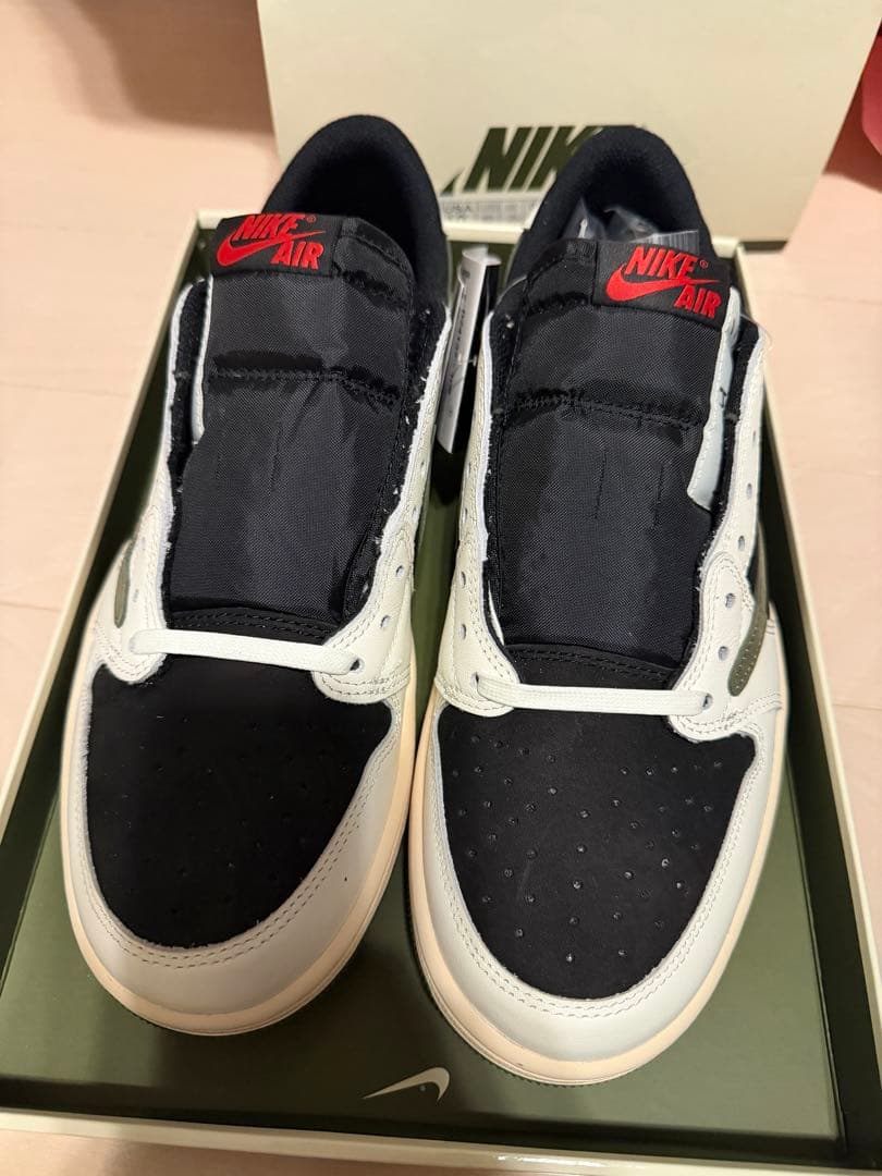 靴 NIKE travisscott olive wemens 27cm