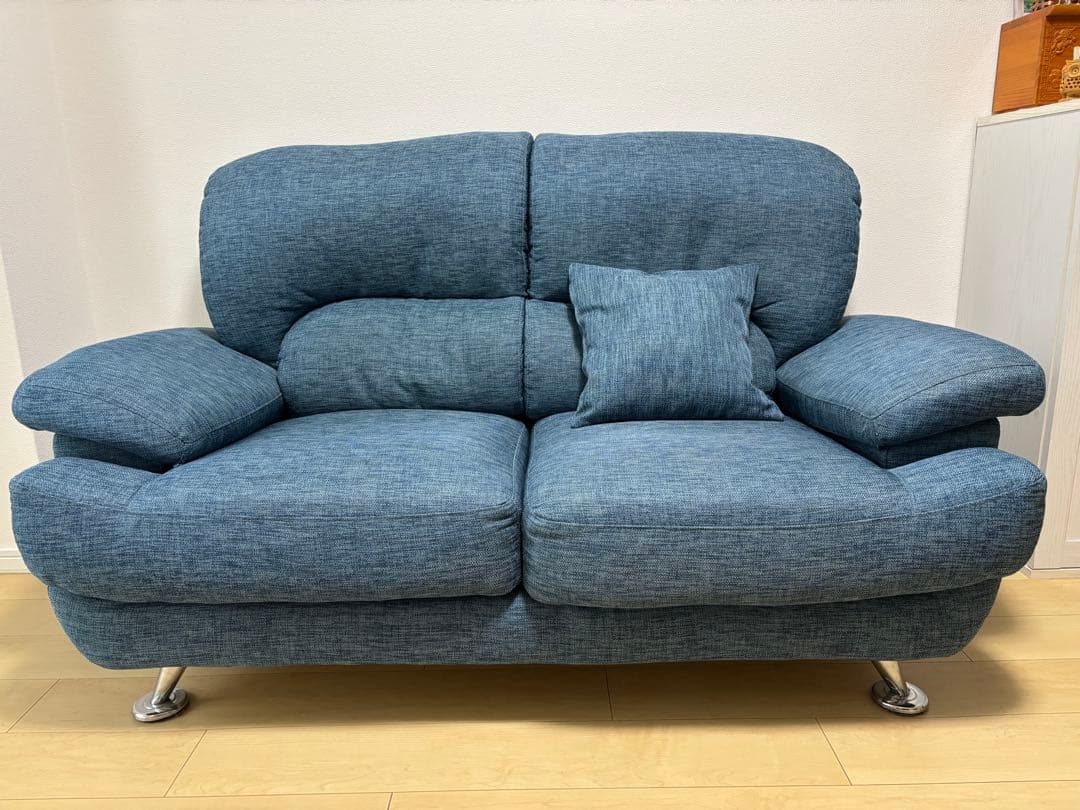 ニトリ　青い2人掛けソファ、クッション付き