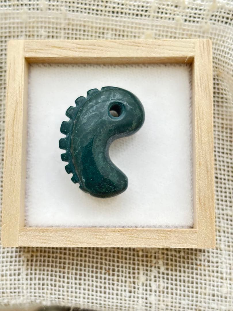 出雲石　勾玉　獣型　鬣型　碧玉　ブラッドストーン