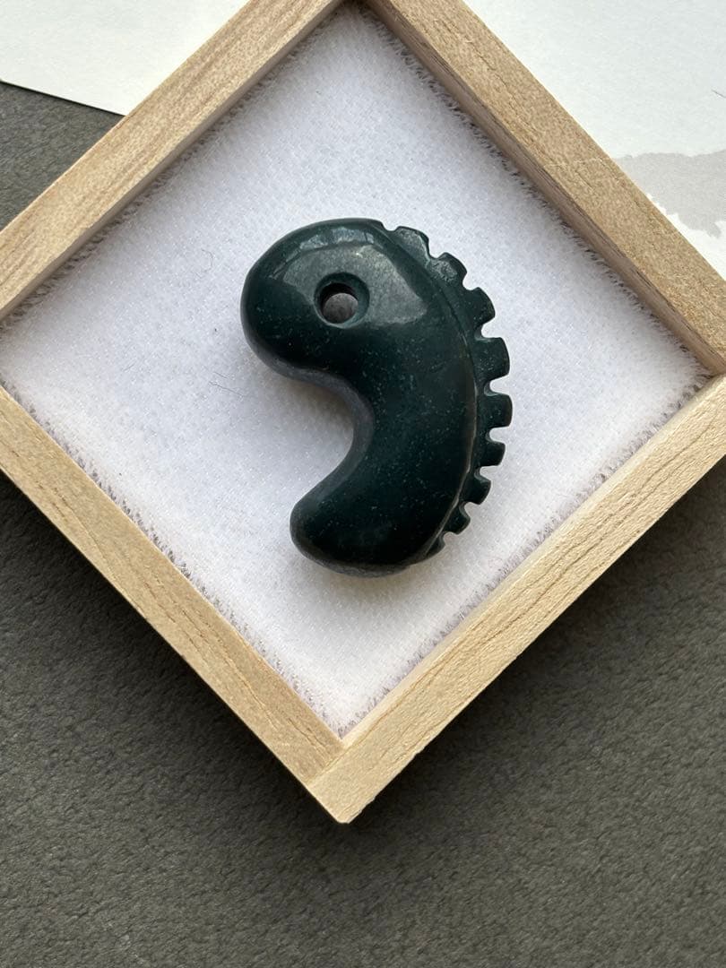 出雲石　勾玉　獣型　鬣型　碧玉　ブラッドストーン