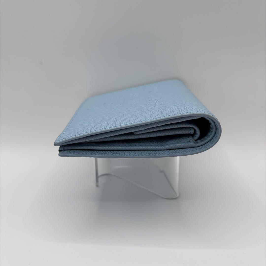 美品　PRADA 二つ折り財布　サフィアーノエンボス　ライトブルー 1MV204