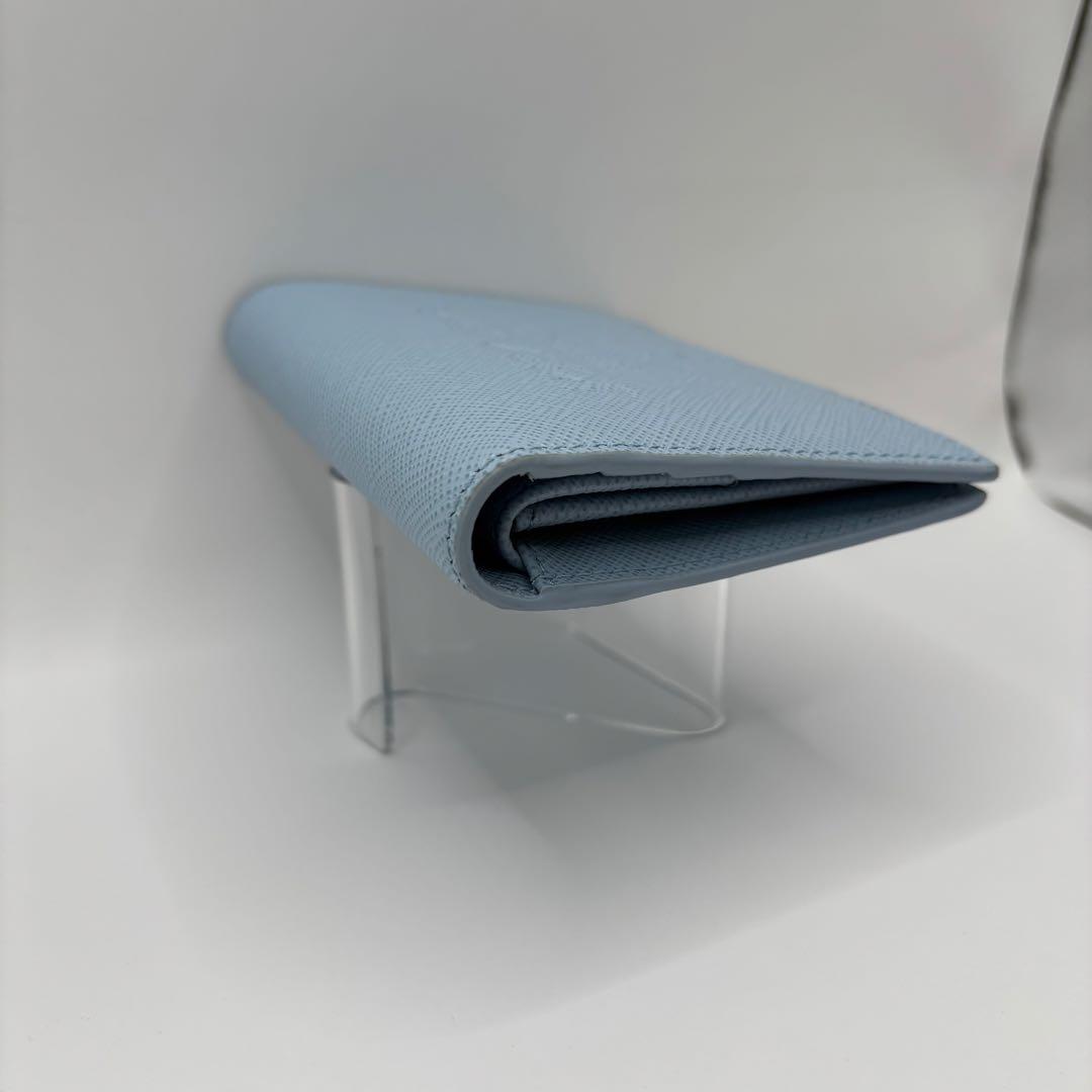 美品　PRADA 二つ折り財布　サフィアーノエンボス　ライトブルー 1MV204