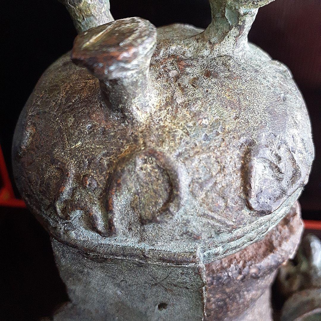 古銅ヴィシュヌ像寺院の石油ランプ土台付き