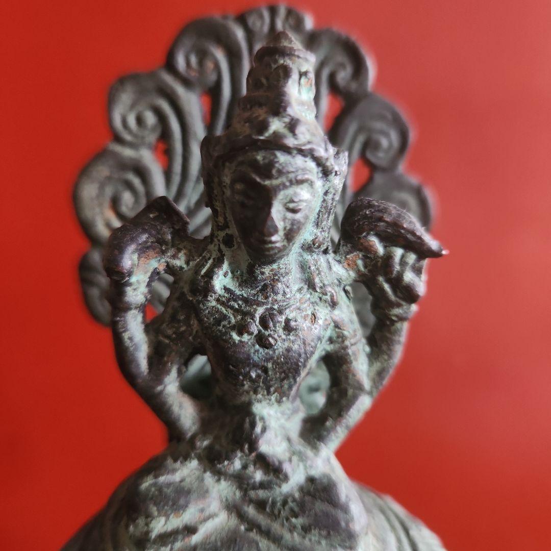 古銅ヴィシュヌ像寺院の石油ランプ土台付き