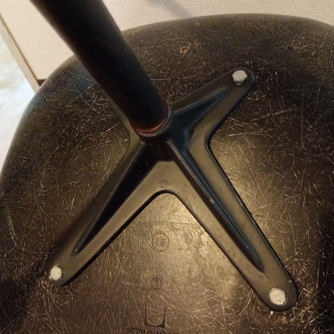 ハーマン・ミラー　レイ・イームズ　FRP製　黒　レザーアームチェア