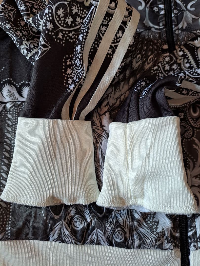 アディダスオリジナルス×ザ・ファーム・カンパニー トラックジャケット 孔雀柄