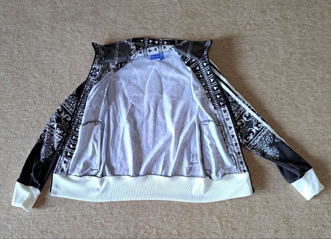 アディダスオリジナルス×ザ・ファーム・カンパニー トラックジャケット 孔雀柄