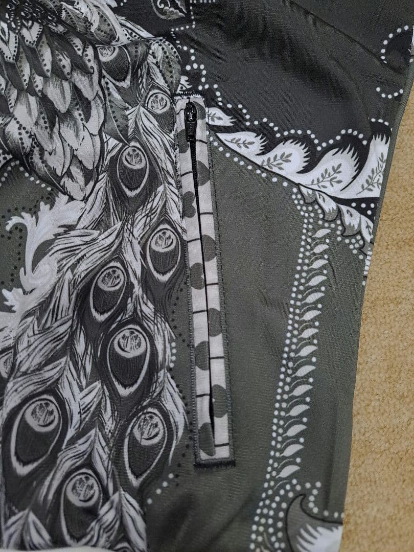 アディダスオリジナルス×ザ・ファーム・カンパニー トラックジャケット 孔雀柄