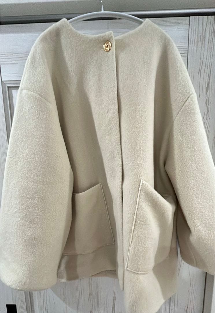 moi tytto ノーカラーボアミドルコート