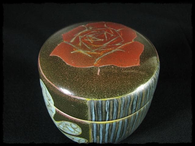 人気作家 伊藤 北斗 釉刻色絵金銀彩 茶入 バラ 魚 四方桟 共箱 e166