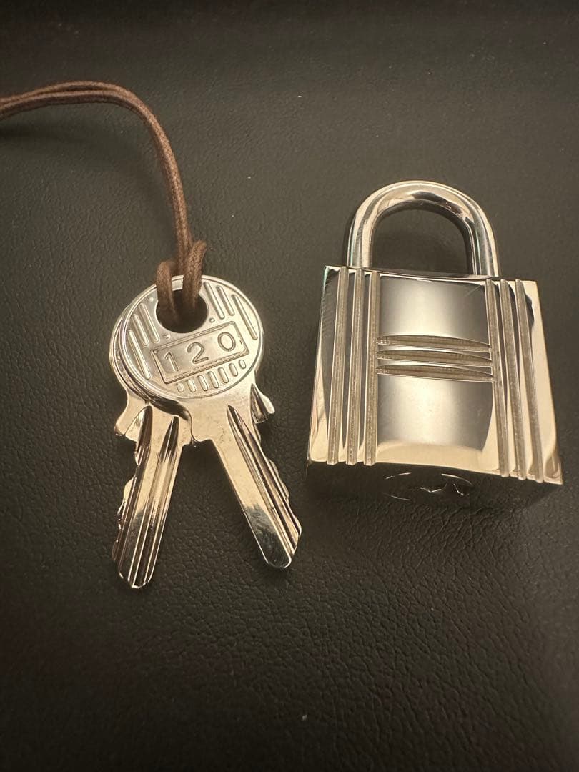 極美品 HERMÈS カデナ鍵2本 内袋付き モデル番号記載