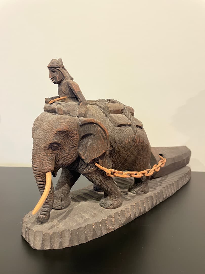 象の木彫り（丸太を運搬する働く象）