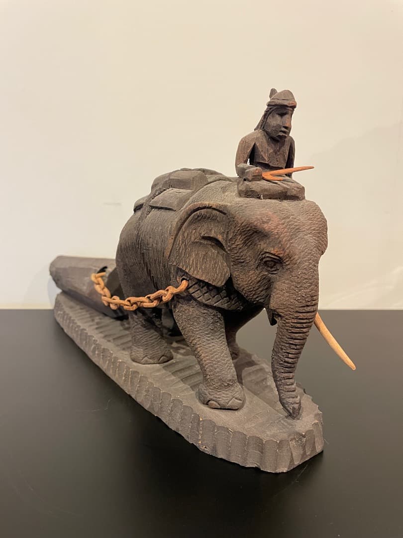 象の木彫り（丸太を運搬する働く象）