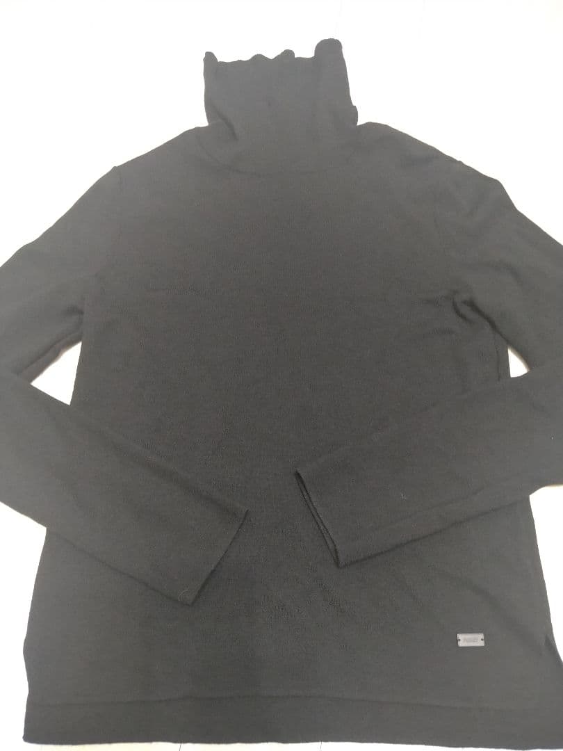 【FOXEY】フォクシー 黒タートルネックニット サイズ42 L ロゴプレート付
