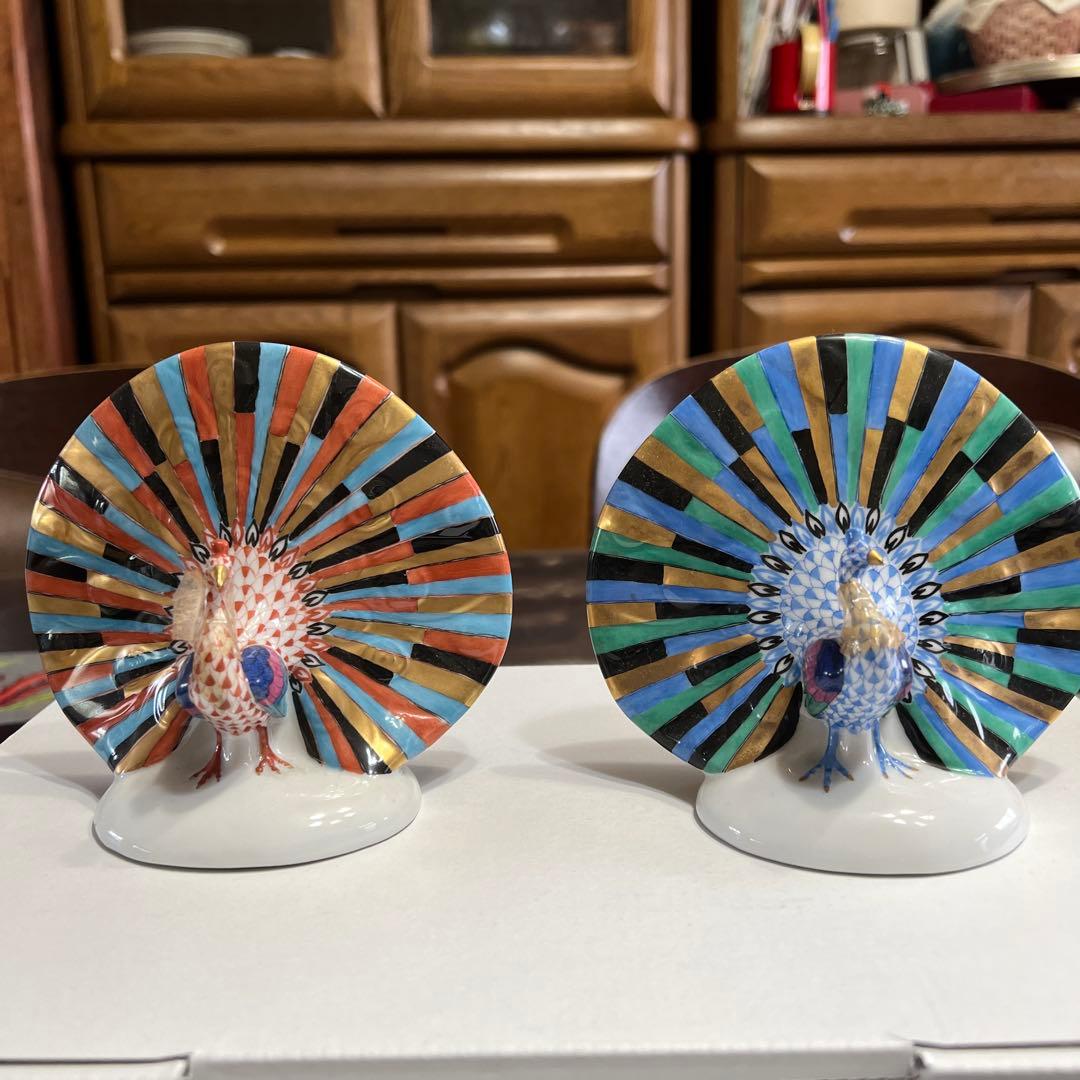 カラフルな孔雀の陶器置物