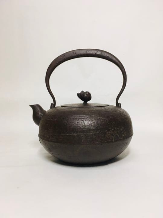 未使用　南部鉄器　鉄瓶　茶道具　及川栄喜　刷毛目紋鴛鴦摘平丸形鉄瓶　約1.6L