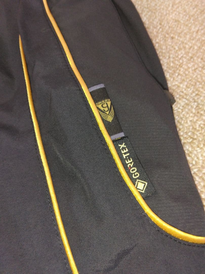 9/7までの出品　がまかつ ゴアテックスレインスーツ M　多少のスレ使用感あり