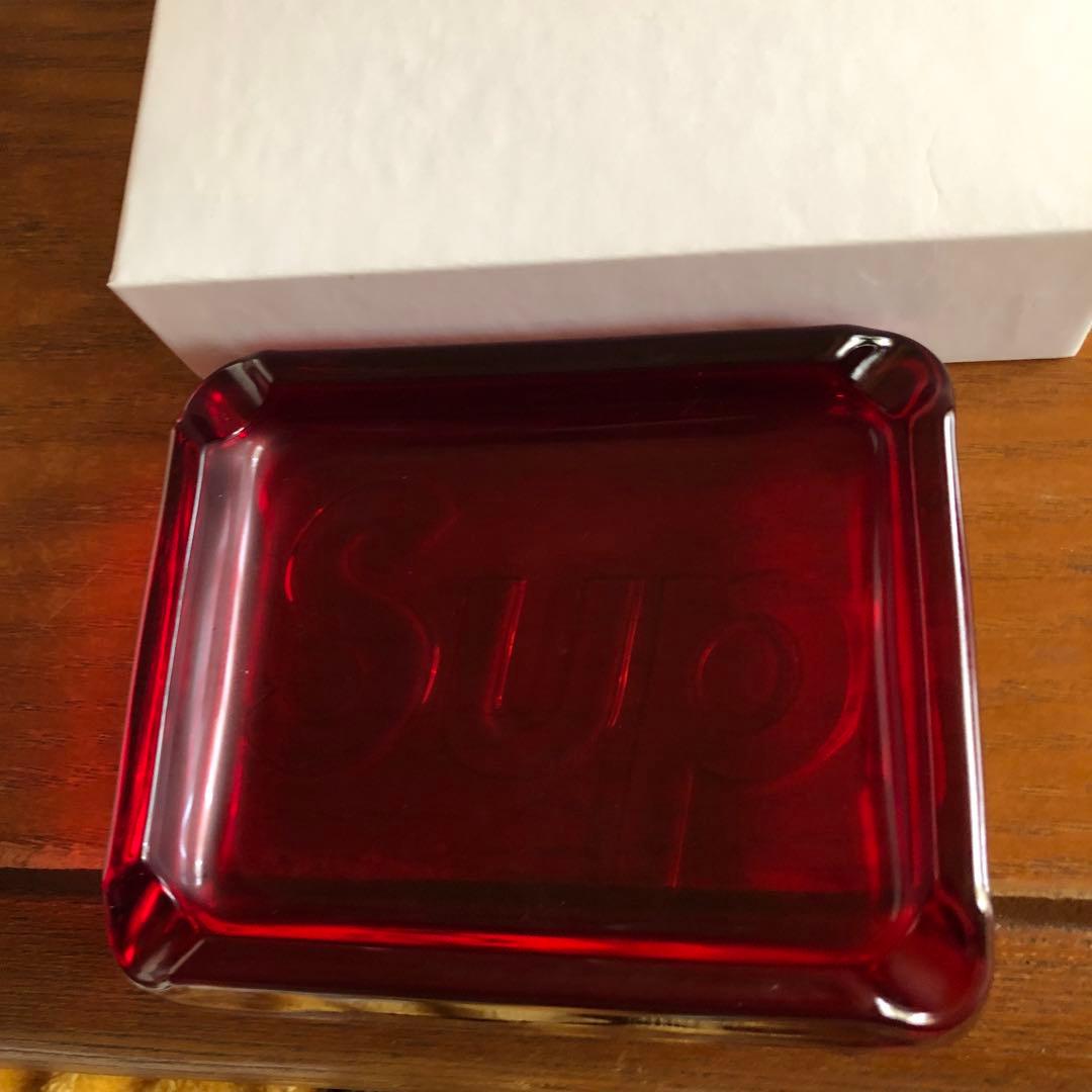 赤色ガラス製四角灰皿 Sup