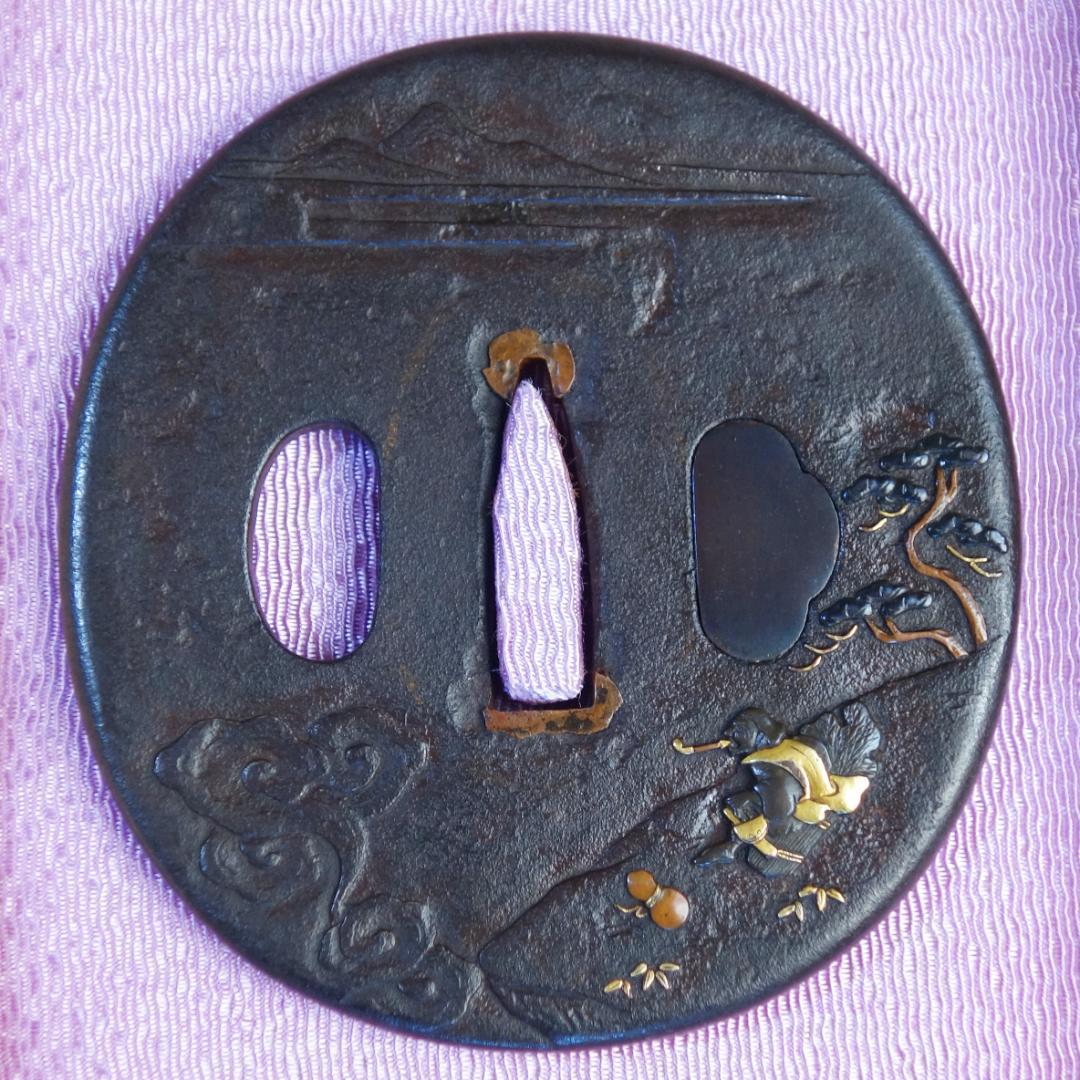 鍔 鐔 鉄地 刀装具 日本刀 武具 骨董【金銀銅象嵌 薪翁図鍔】(鍔箱布団付き)