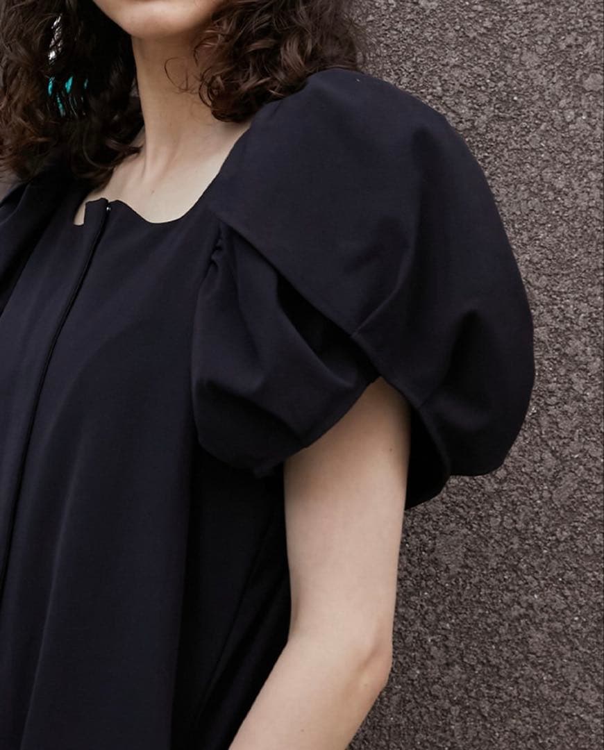 美品【ELLIE エリー】完売 ボリュームスリーブロンパース BLACK (M)