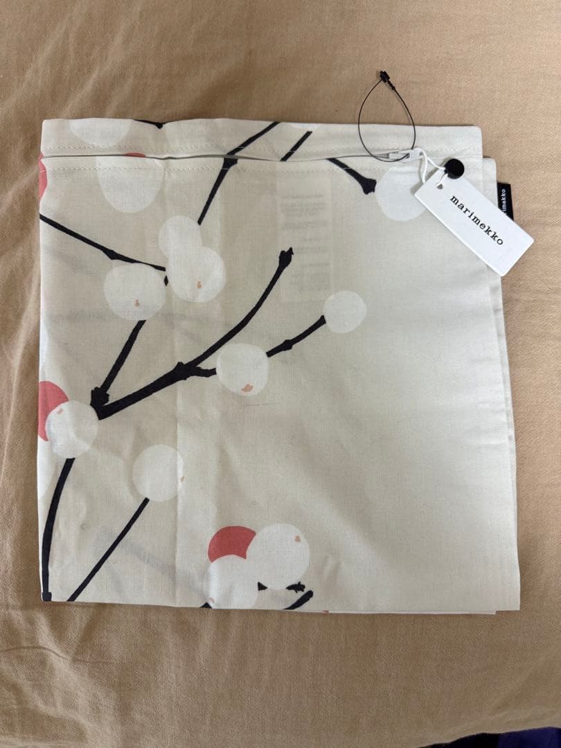 新品　マリメッコ　ルミマルヤ グレージュ ピンク　クッションカバーです♪