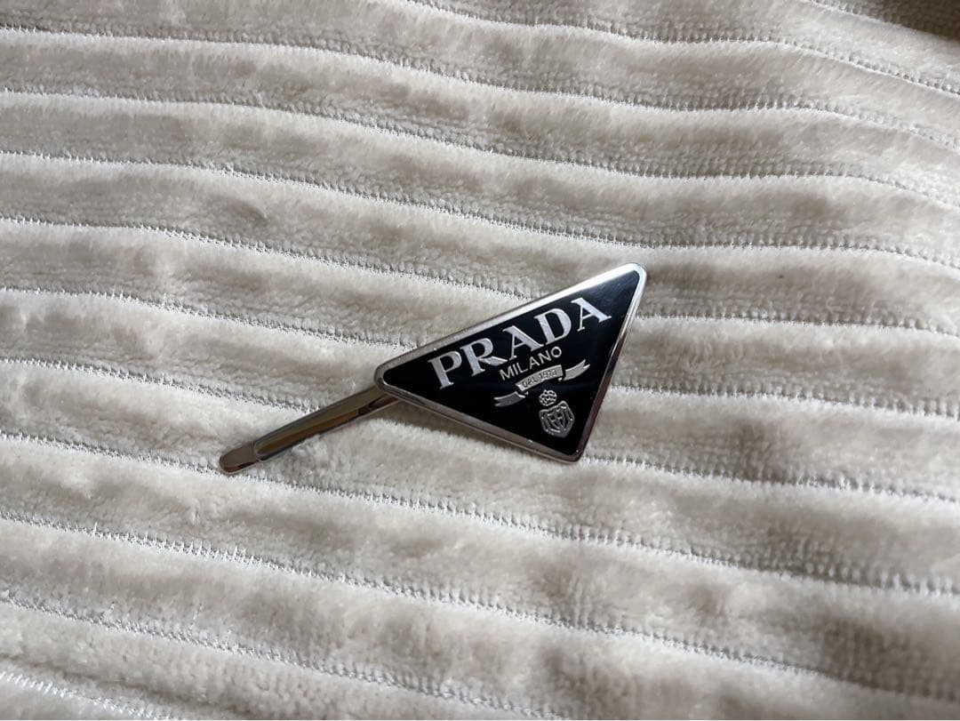 PRADAメタルヘアクリップ