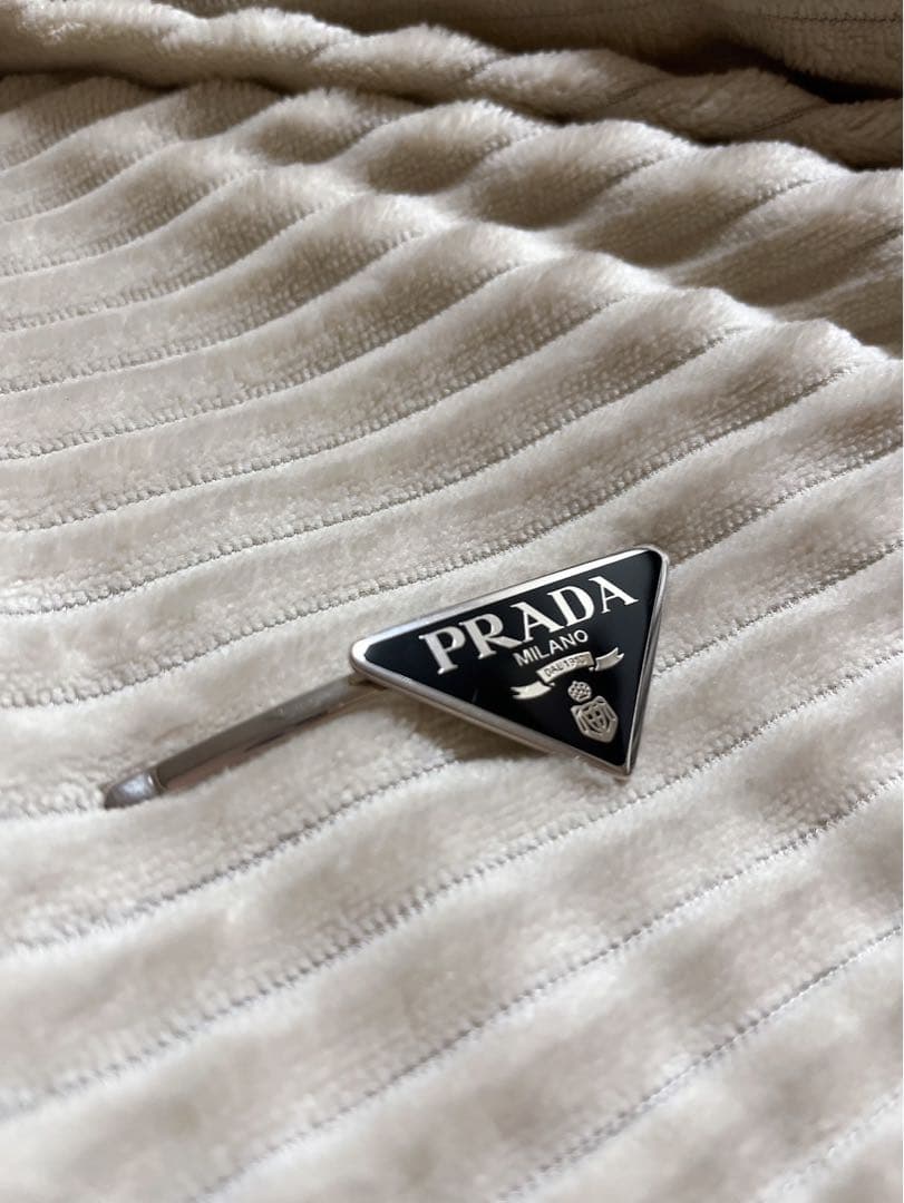 PRADAメタルヘアクリップ