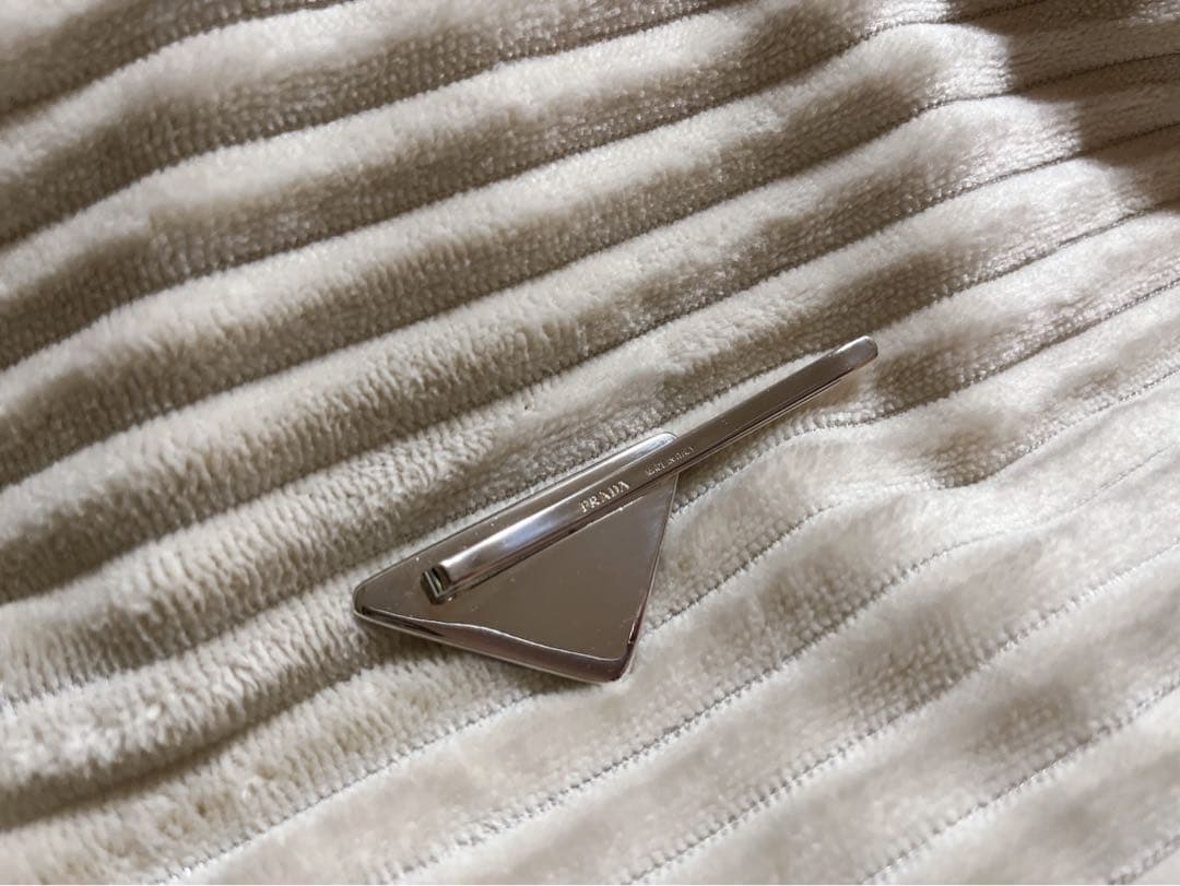PRADAメタルヘアクリップ