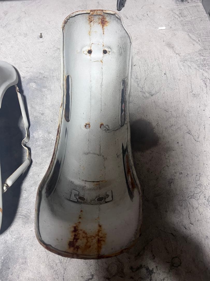 ホワイト カウル・フェンダー 錆あり