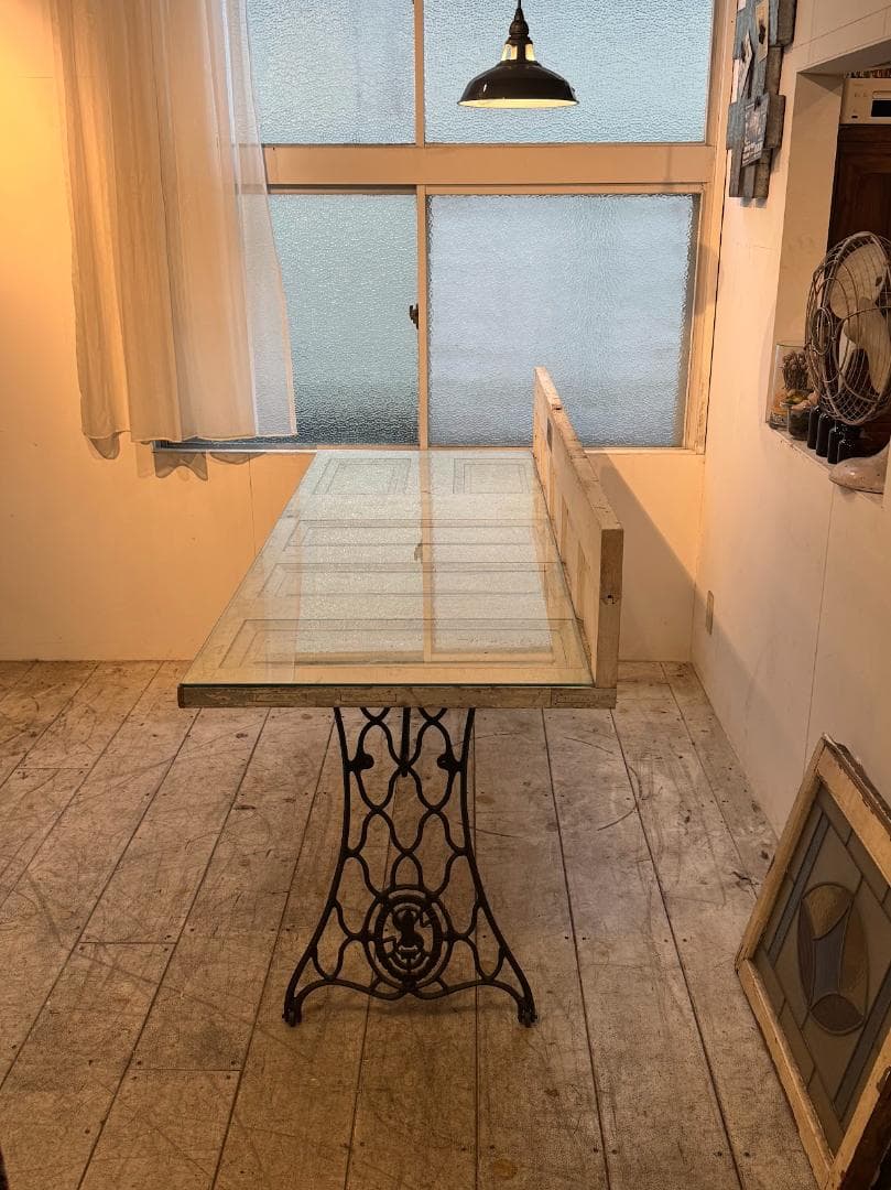 アンティークドアデスク シンガーミシン脚 ガラス天板 店舗作業台 机 テーブル