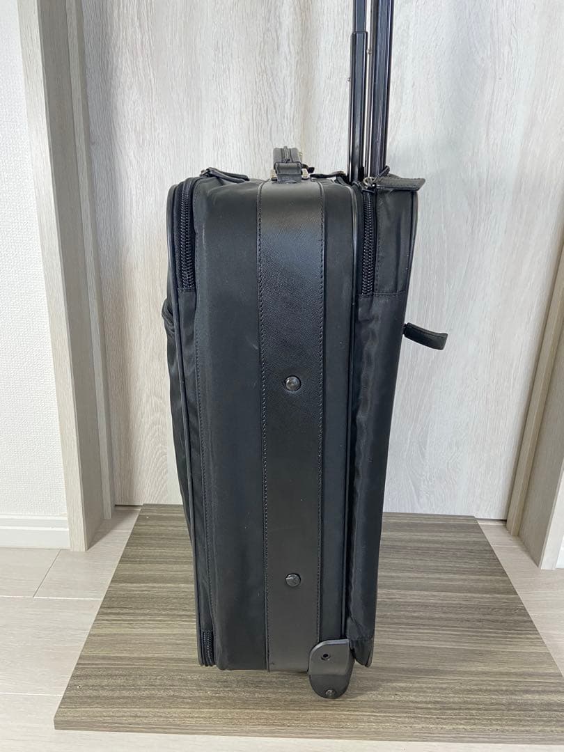 PRADA スーツケース　ナイロン　三角ロゴプレート　キャリーケース　黒　レザー