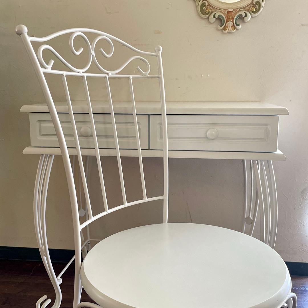 r186 アンティーク風の曲線美 コンパクトで美しいロートアイアンデスクセット