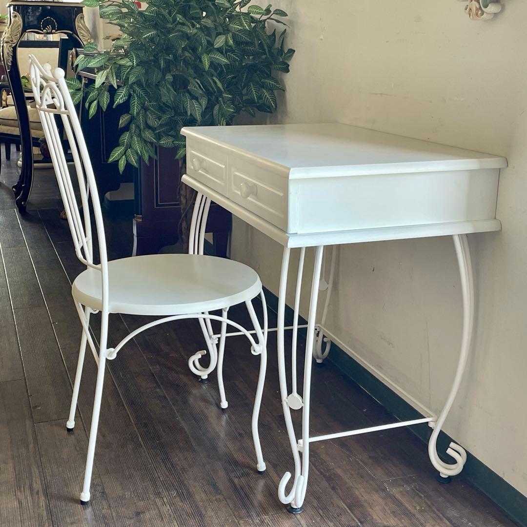 r186 アンティーク風の曲線美 コンパクトで美しいロートアイアンデスクセット