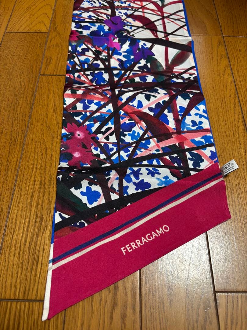 【新品未使用】FERRAGAMOフェラガモ 花柄 シルクスカーフ
