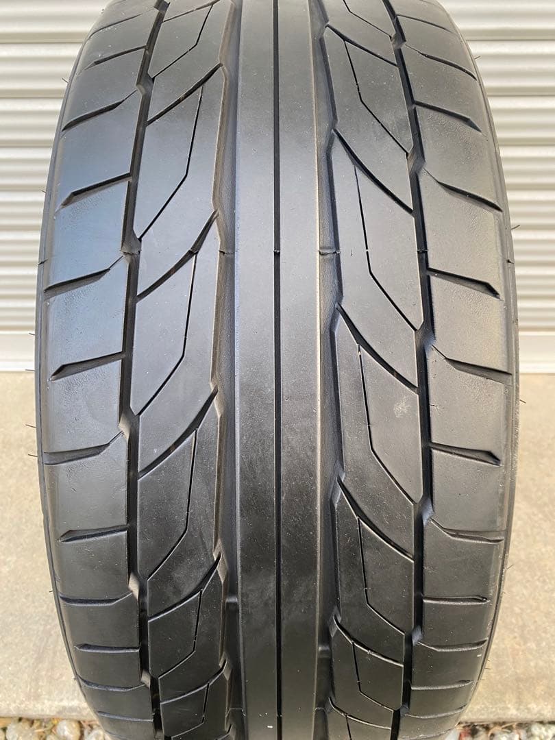 22年　225/35R20 ニットー　1本