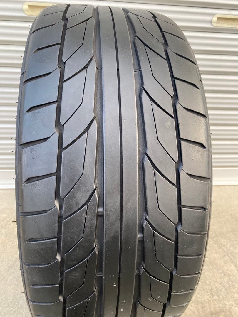 22年　225/35R20 ニットー　1本