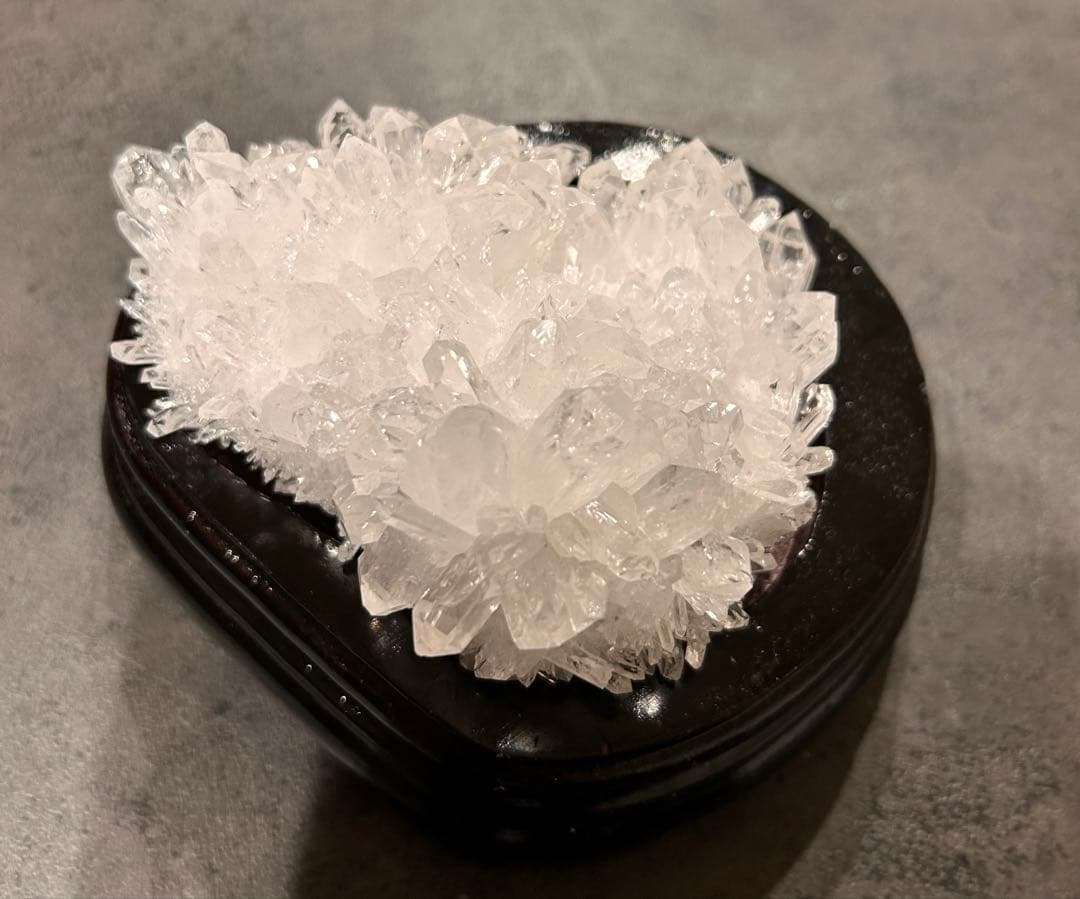 【大人気】高品質 中国貴州省産　菊花水晶クラスター✨　木製台座付き