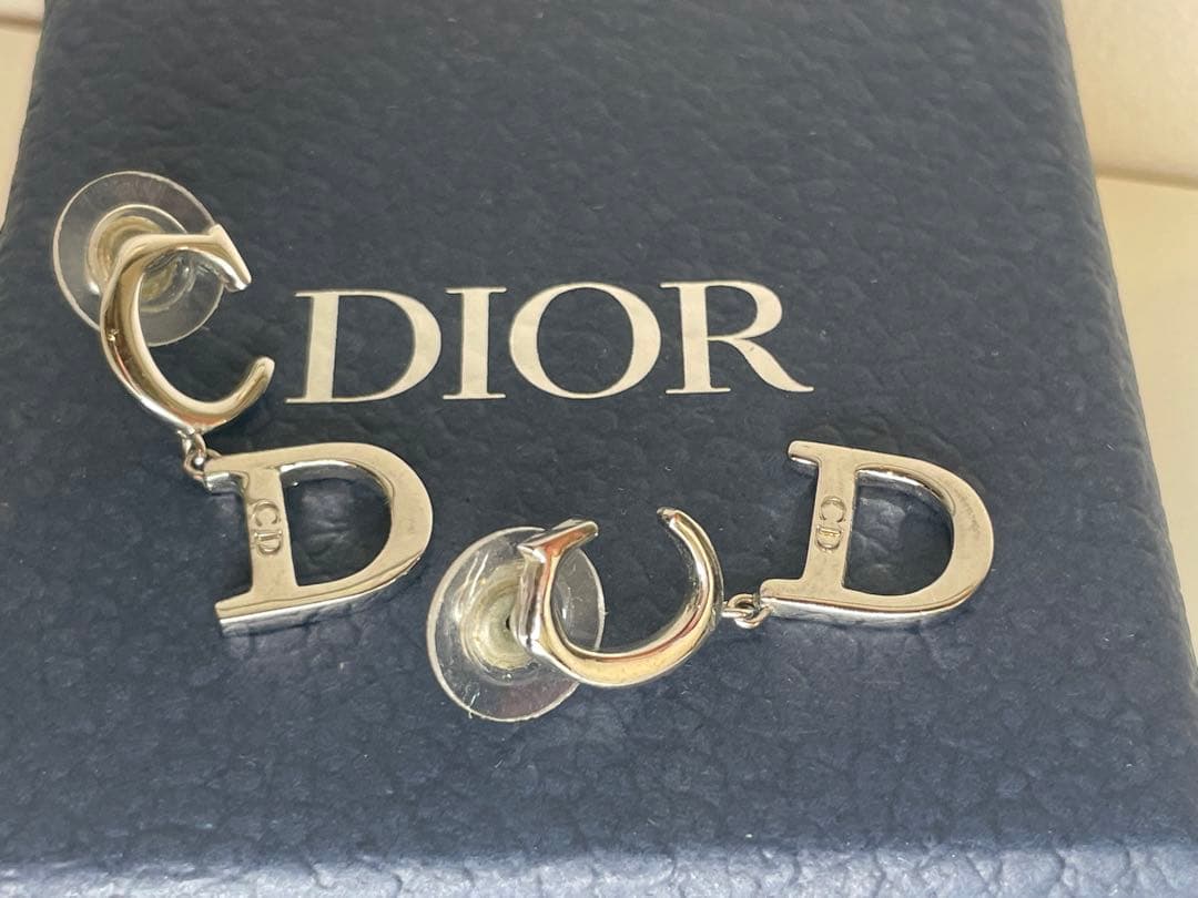 【極美品】Christian DIOR Dロゴスタッドピアス　シルバー　両耳