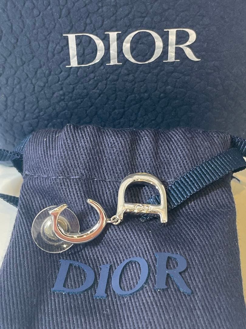 【極美品】Christian DIOR Dロゴスタッドピアス　シルバー　両耳