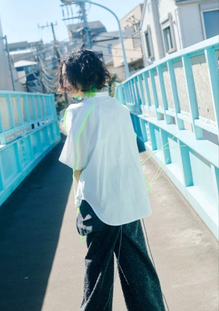 廣Torico ネオンリボン付きホワイトシャツ