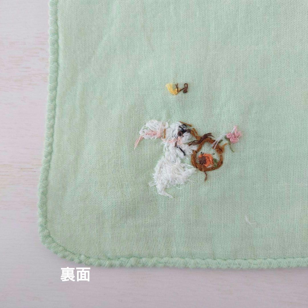 手刺繍入ちっちゃな ガーゼハンカチ【うさことバスケット】