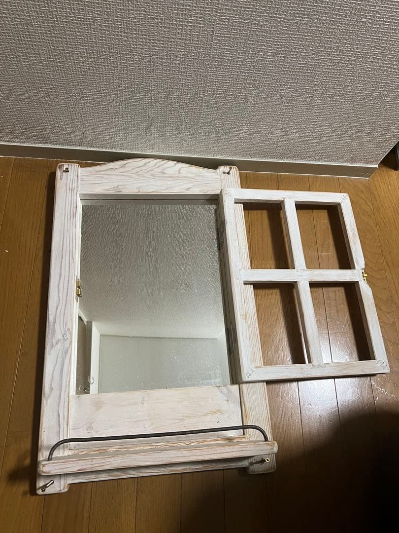 アンティーク風　壁掛けミラー ウッドフレーム窓枠デザイン